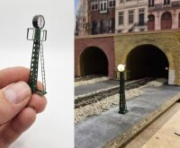 Bahnhofsuhr Uhr Gittermast TT N 6cm 2 Stück mit LED Beleuchtung Bahnsteig S425