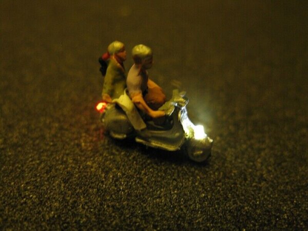 Figuren LED Beleuchtung 1:160 N Radfahrer Fahrrad Motorroller Fahrer beleuchtet Motorroller Pärchen