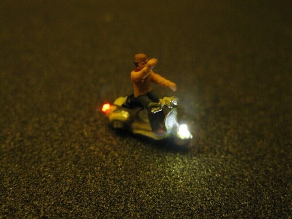 Figuren LED Beleuchtung 1:160 N Radfahrer Fahrrad Motorroller Fahrer beleuchtet Motorroller Mann