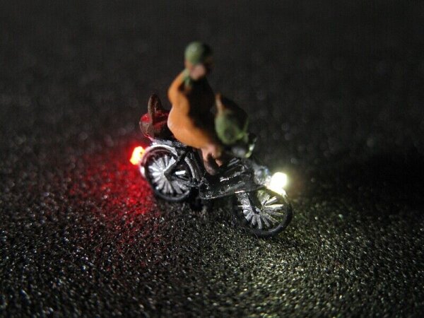 Figuren LED Beleuchtung 1:160 N Radfahrer Fahrrad Motorroller Fahrer beleuchtet Fahrrad Alte Frau