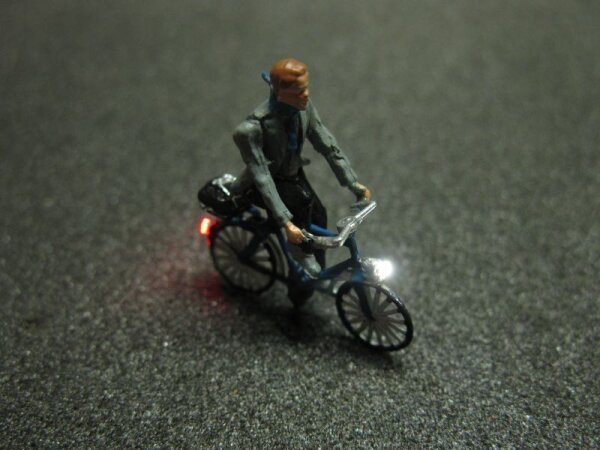 Figuren LED Beleuchtung 1:87 H0 Fotograf Radfahrer Motorroller beleuchtet Fahrrad Mann mit Schal