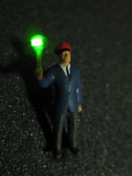 Figur Schaffner beleuchtet mit LED grün beleuchteter Kelle H0 1:87 - F16